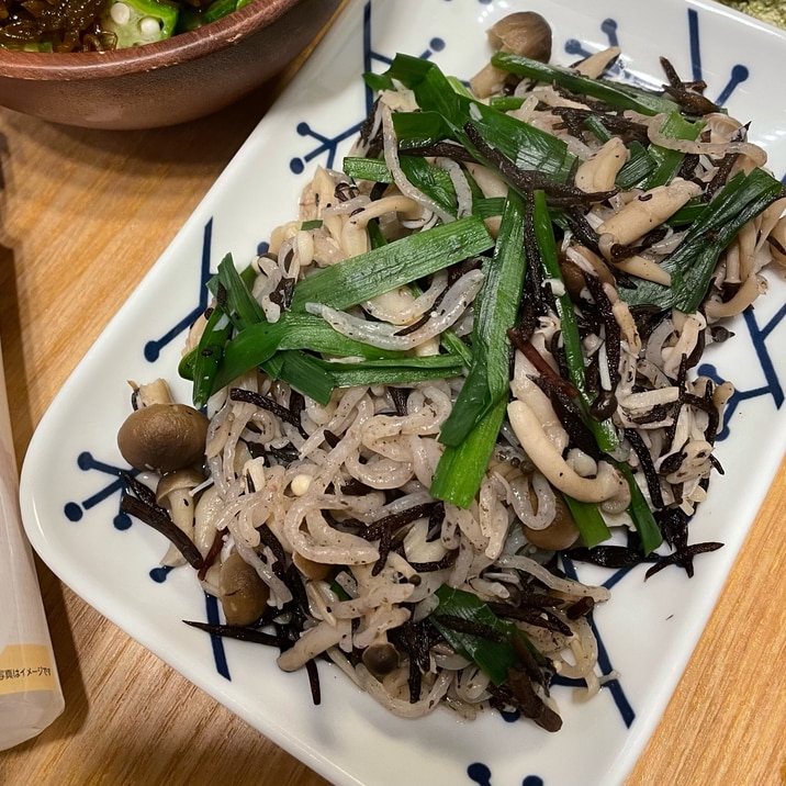 食物繊維たっぷりキノコとニラと糸蒟蒻の炒め物